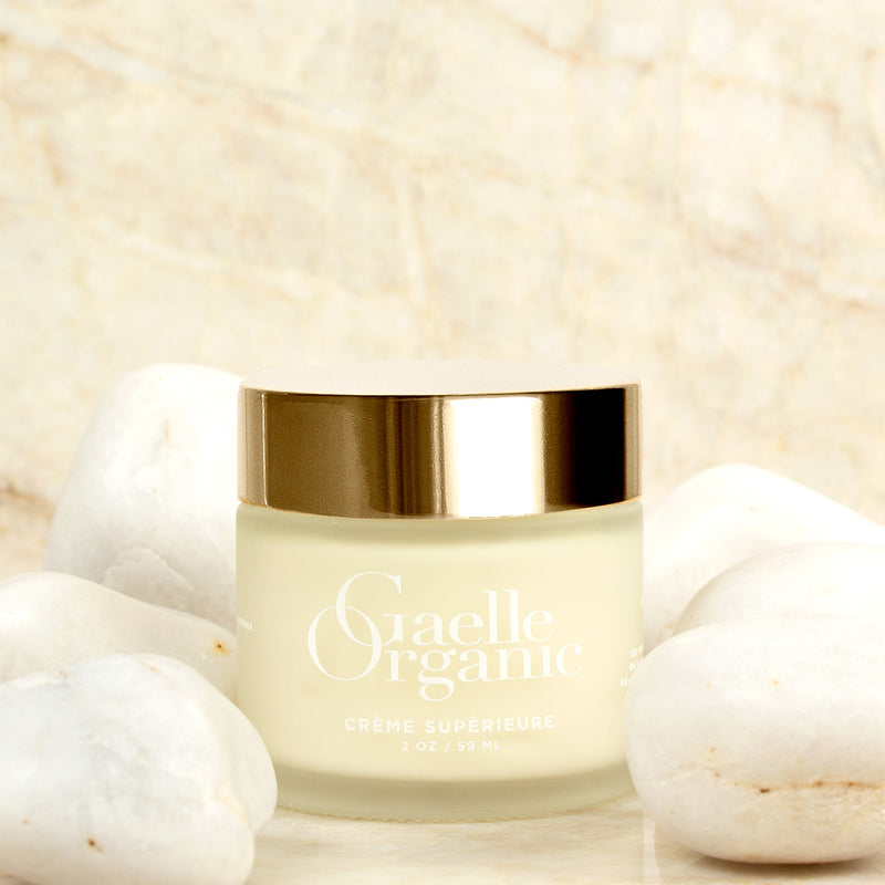 Creme SUperieure, ideal for moisturizing dry sensitive skin, with white stones and marble background
