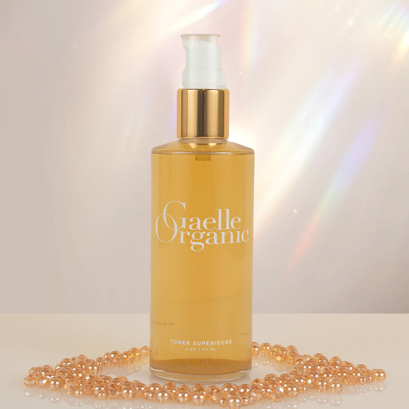 The best natural pore minimizer with shiny golden beads and a prism background